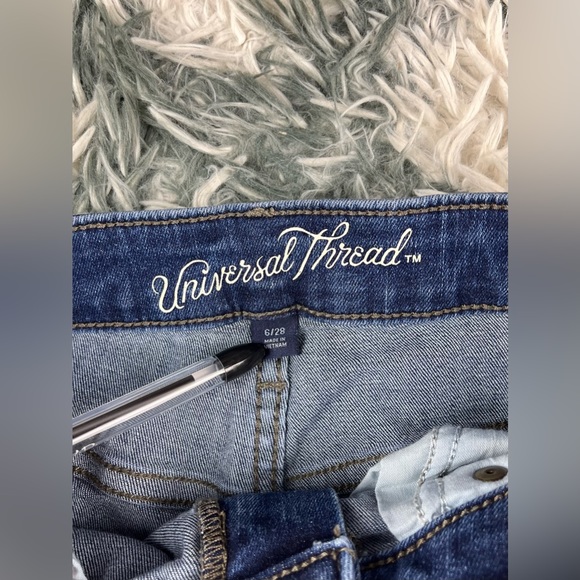 Universal Thread Women's Distressed Jean Shorts Blue Size 6/28 - Picture 3 of 8